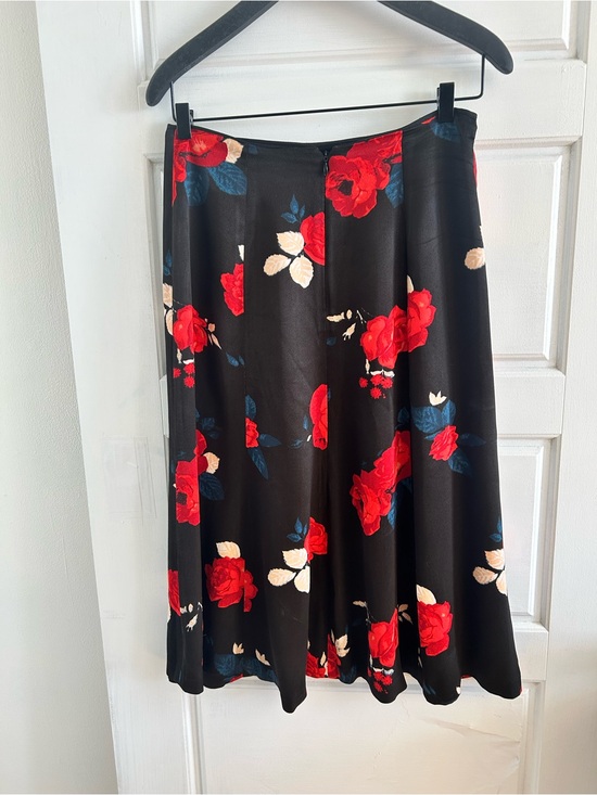 Club Monaco Dresses & Skirts - Club Monaco Black Floral Viscose Midi Skirt Size 6